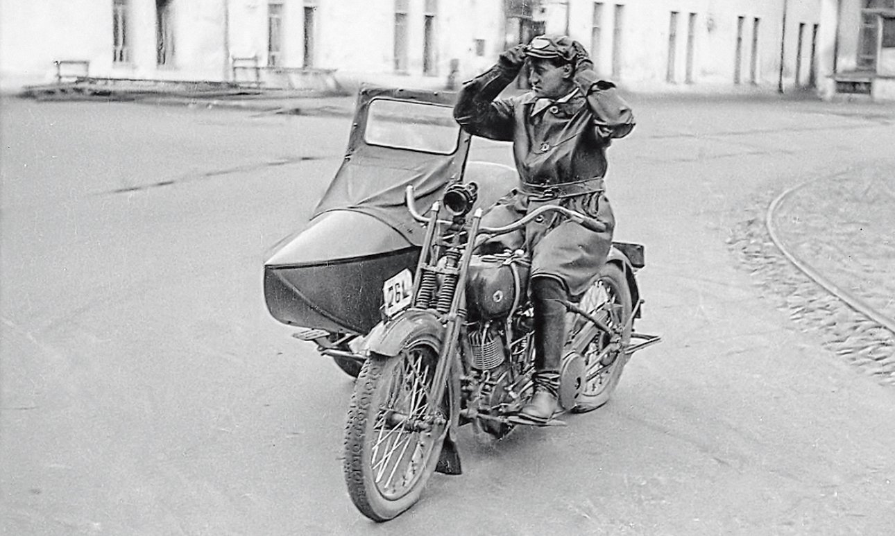 Алексей Ган на мотоцикле. 1924.  Фото: Александр Родченко/A. Родченко – В. Степанова архив