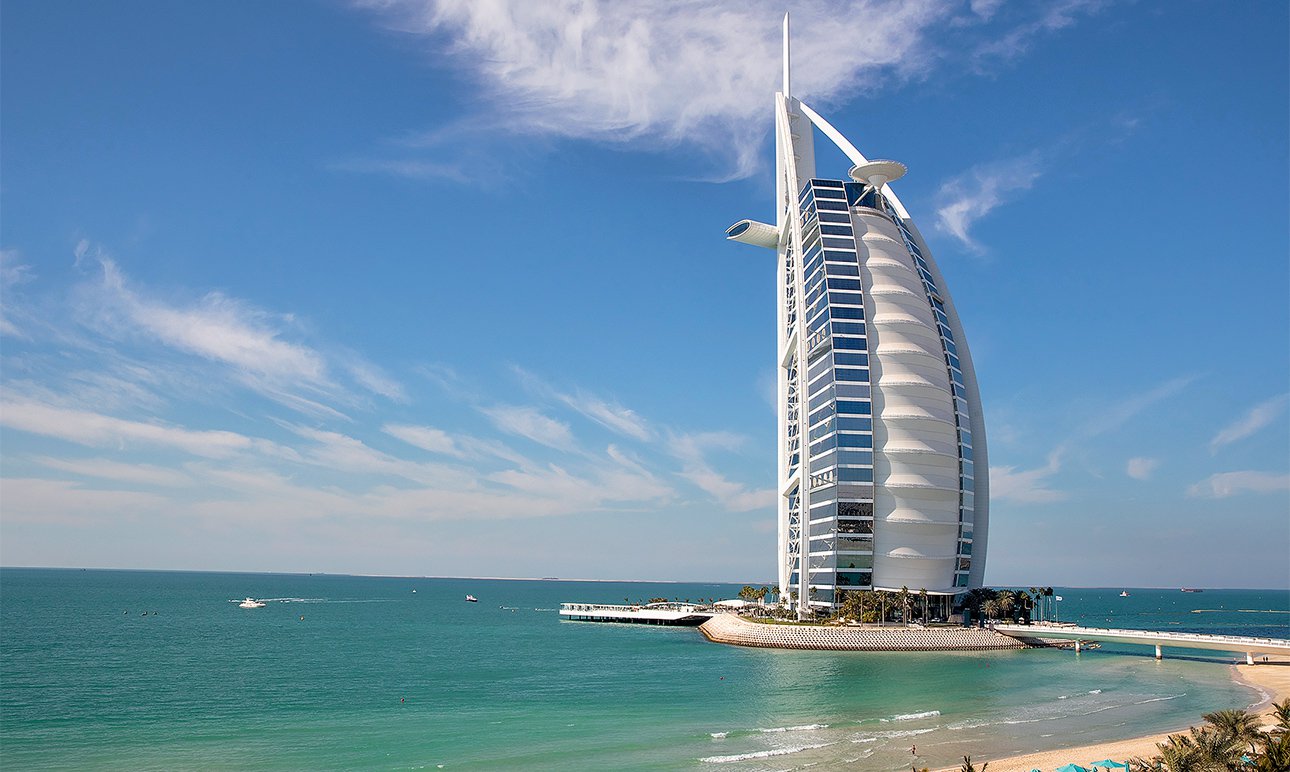 Вид на Jumeirah Burj Al Arab с берега. Фото: Jumeirah Burj Al Arab