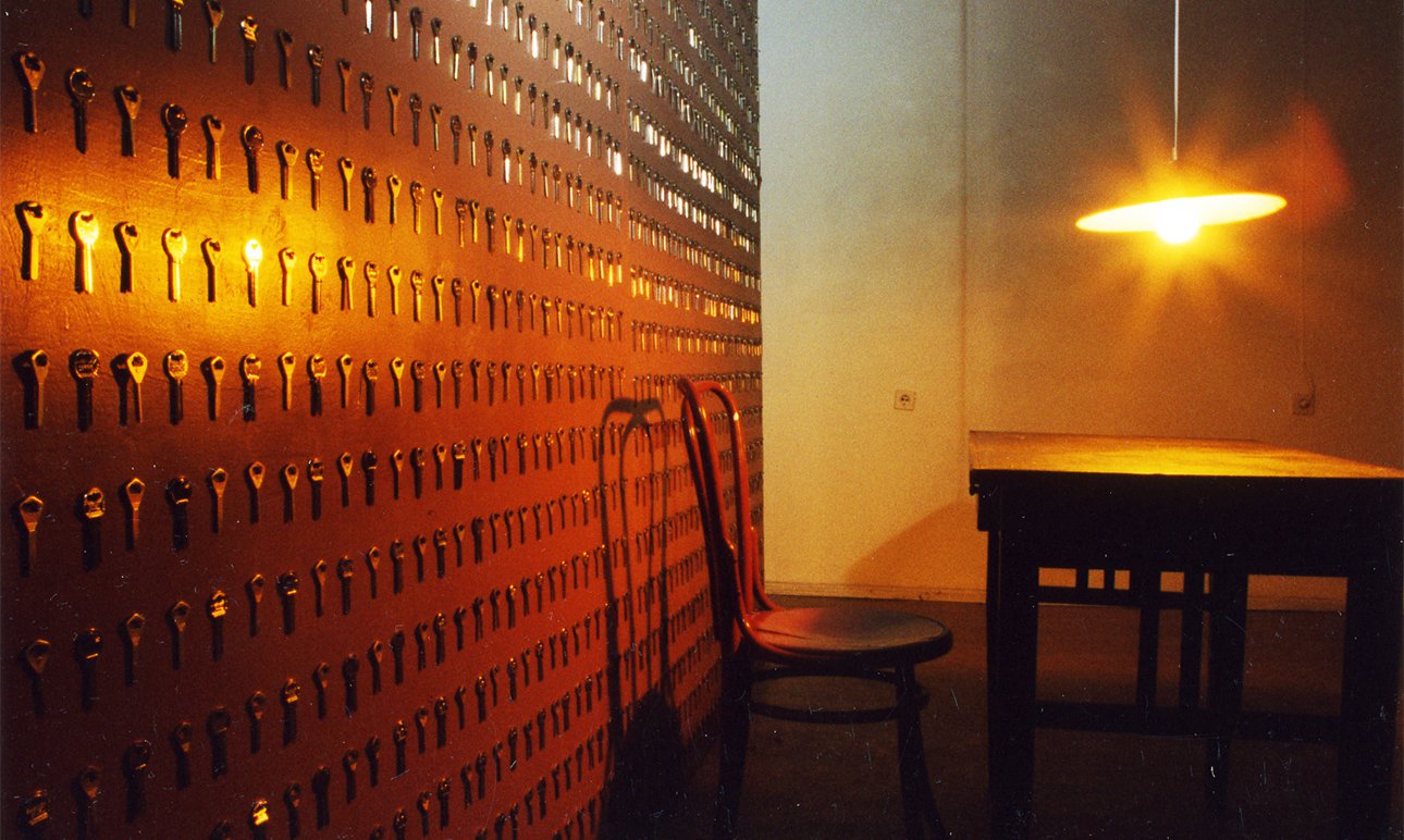 Петр Белый. Выставка «Сны вахтерши». 2003. Фото: Петр Белый