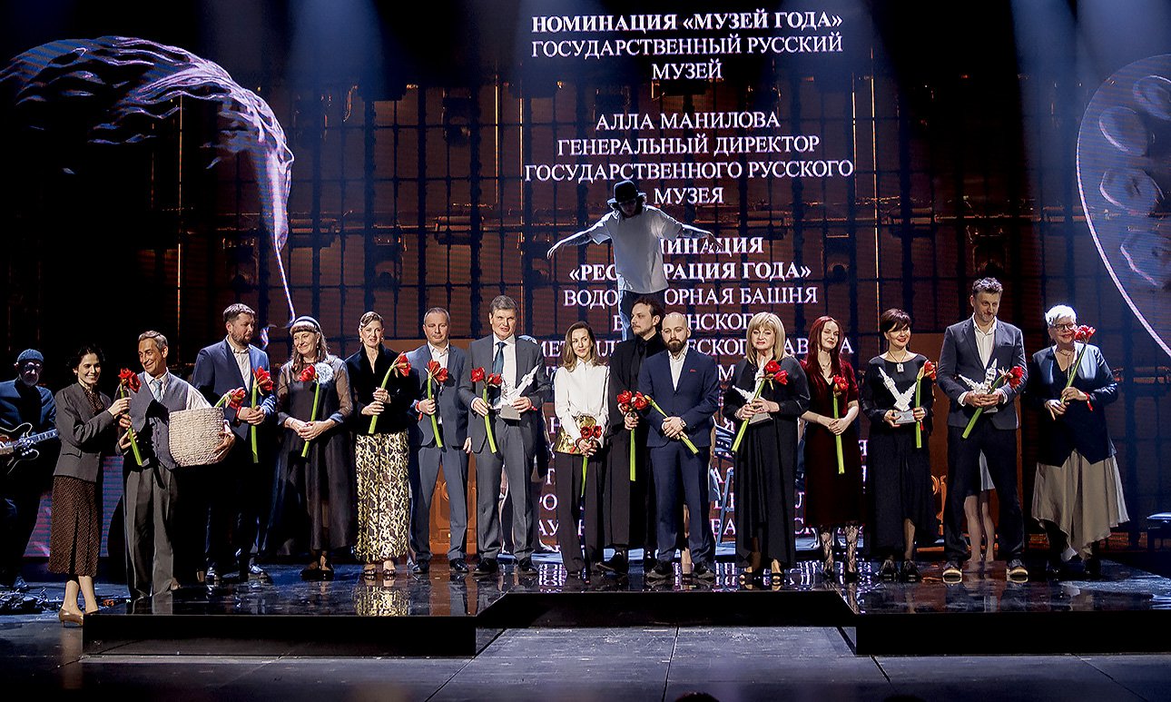 Лауреаты XIV Премии The Art Newspaper Russia, издатель газеты Ольга Ярутина, директор издания Татьяна Сахокия и главный редактор Милена Орлова. Фото: Ирина Полярная/Наталья Польская/Анна Макаревич/ Анна Темерина